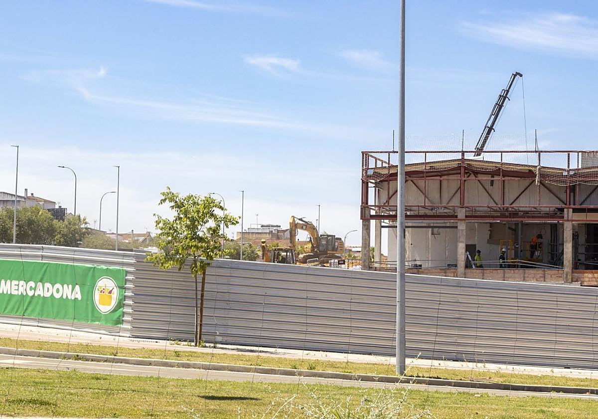 Obras de construcción del nuevo supermercado.