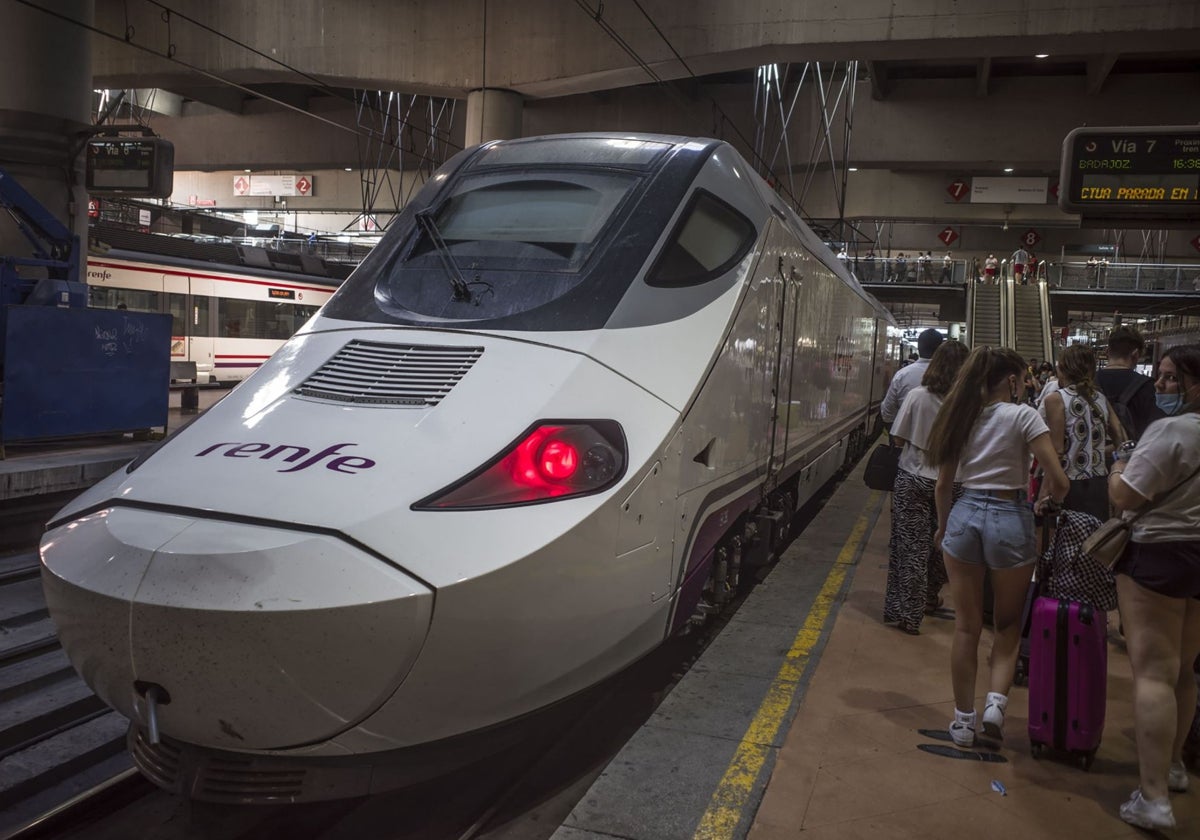 El tren Madrid-Sevilla que pasa por Extremadura sale casi una hora y media tarde