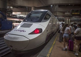 Tren Alvia del servicio a Extremadura en la estación madrileña de Atocha en una imagen de archivo.