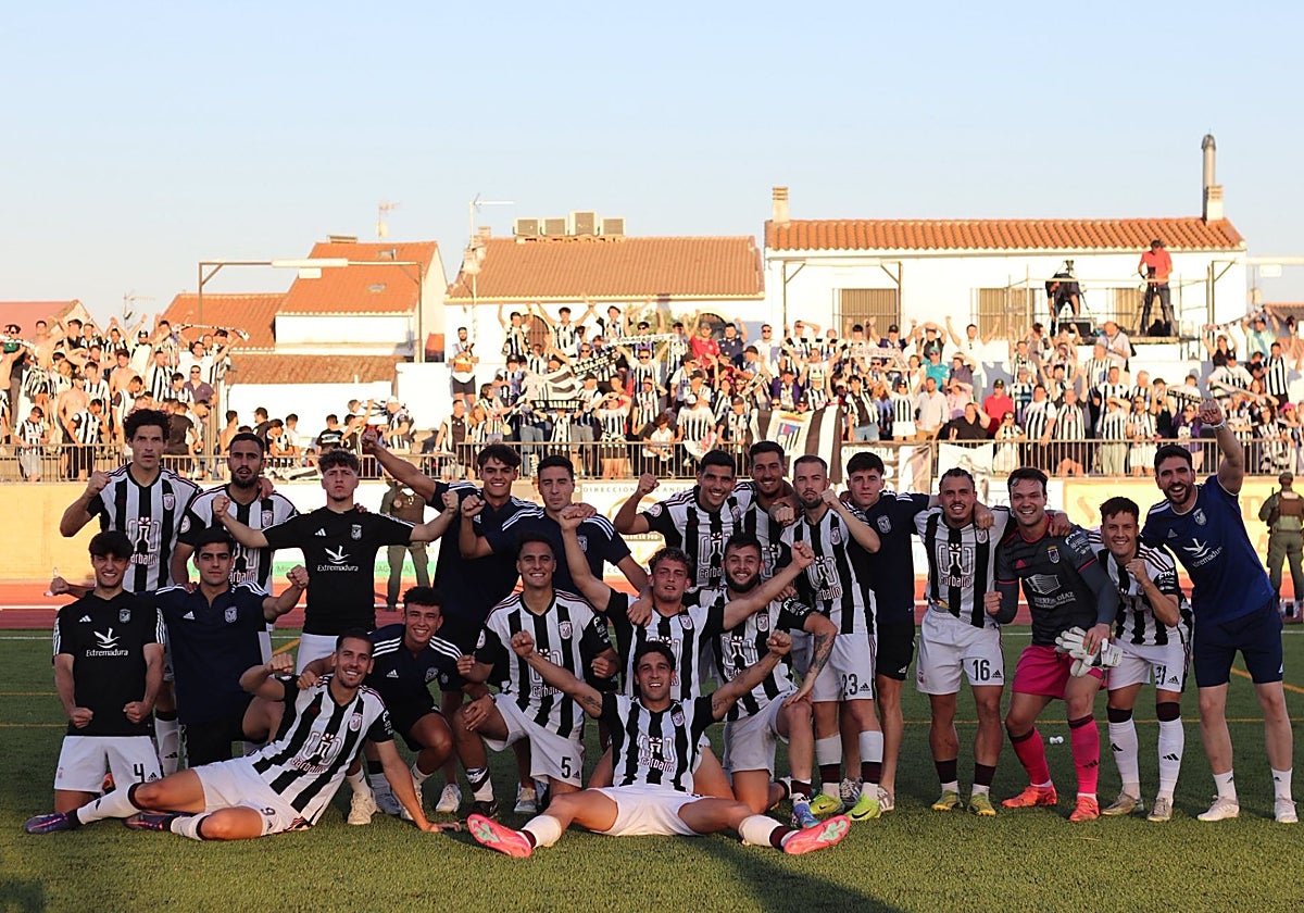 Los jugadores del Badajoz celebran el pase a la final extremeña con sus aficionados desplazados a Azuga.