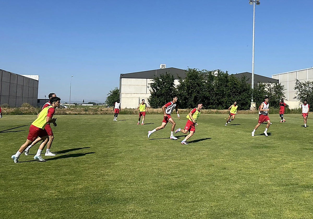 Los jugadores del Llerenense se entrenan en la ciudad deportiva de Almendralejo.