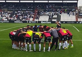 Los jugadoes del Mérida hacen piña antes de un partido en el Romano.