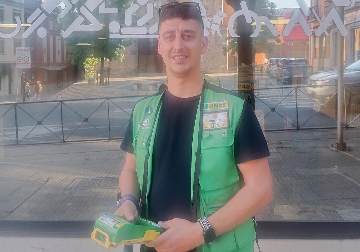 Ricardo Hernández Blanco es el cuponero de la ONCE que ha llevado la suerte a la capital del Jerte.