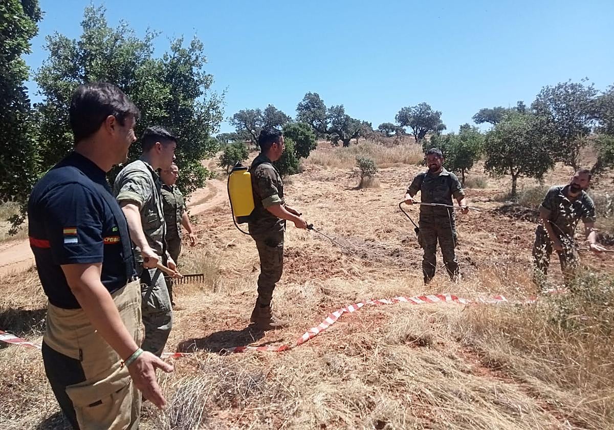 Una de las sesiones prácticas impartidas con militares por bomberos de la Diputación de Badajoz.