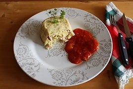 Pastel de verduras con guarnición de pisto