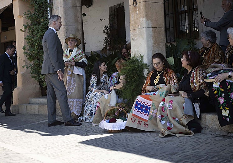Los Reyes junto al grupo de bordadoras de Guadalupe este miércoles.