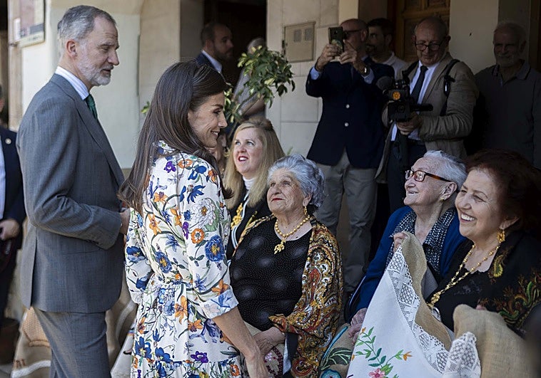 Los Reyes hablando con Filomena, una vecina de Guadalupe que está a punto de cumplir cien años.