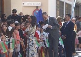 La Reina y el Rey han hablado con los escolares de Las Villuercas.