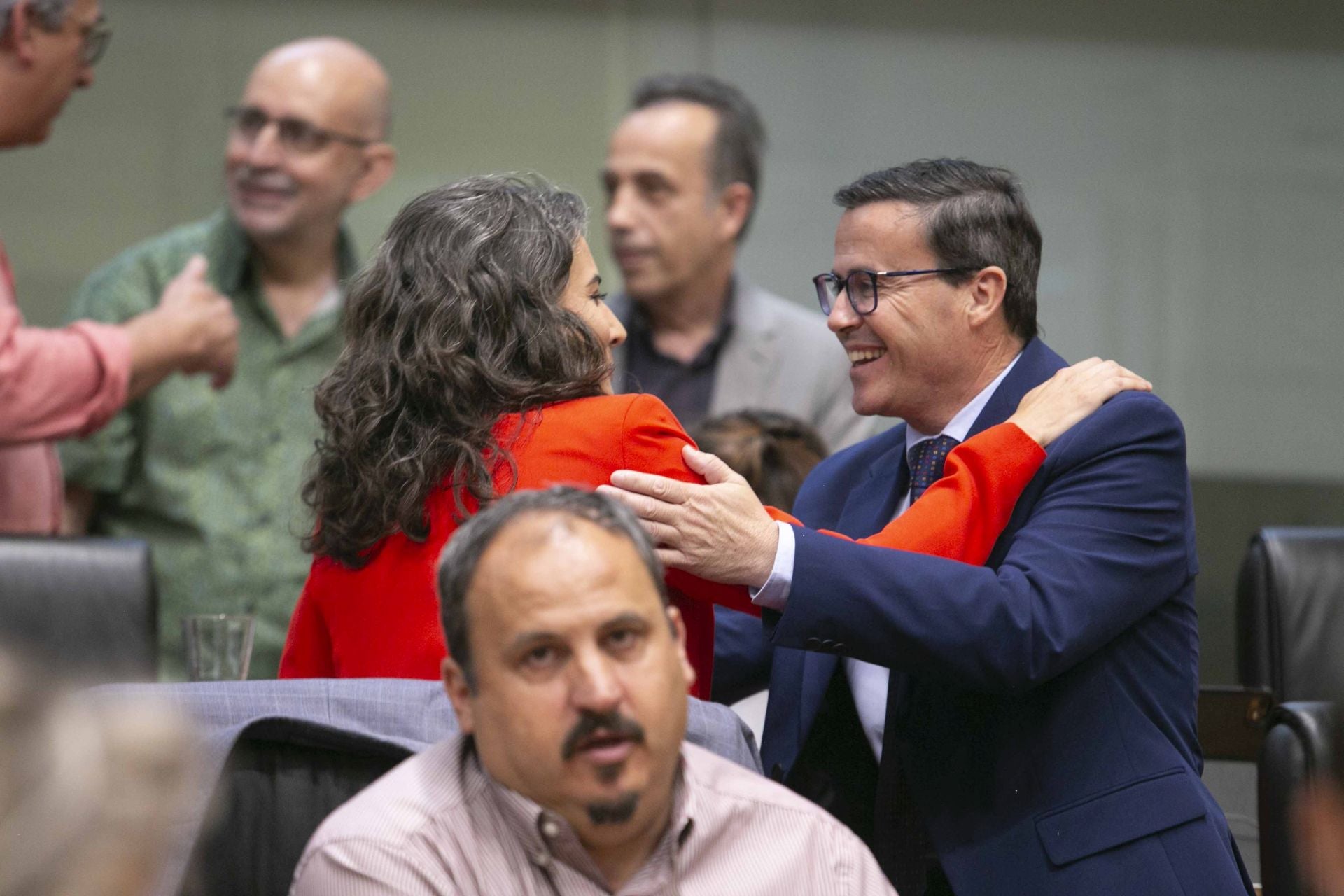 Así ha sido la llegada de Miguel Ángel Gallardo a su primer Pleno en la Asamblea de Extremadura