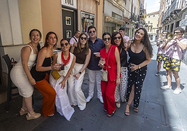 Empleados de Abanca, en la calle Moret de Cáceres