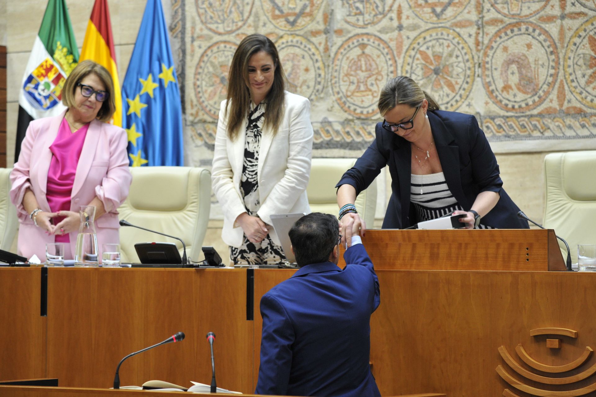 Así ha sido la llegada de Miguel Ángel Gallardo a su primer Pleno en la Asamblea de Extremadura