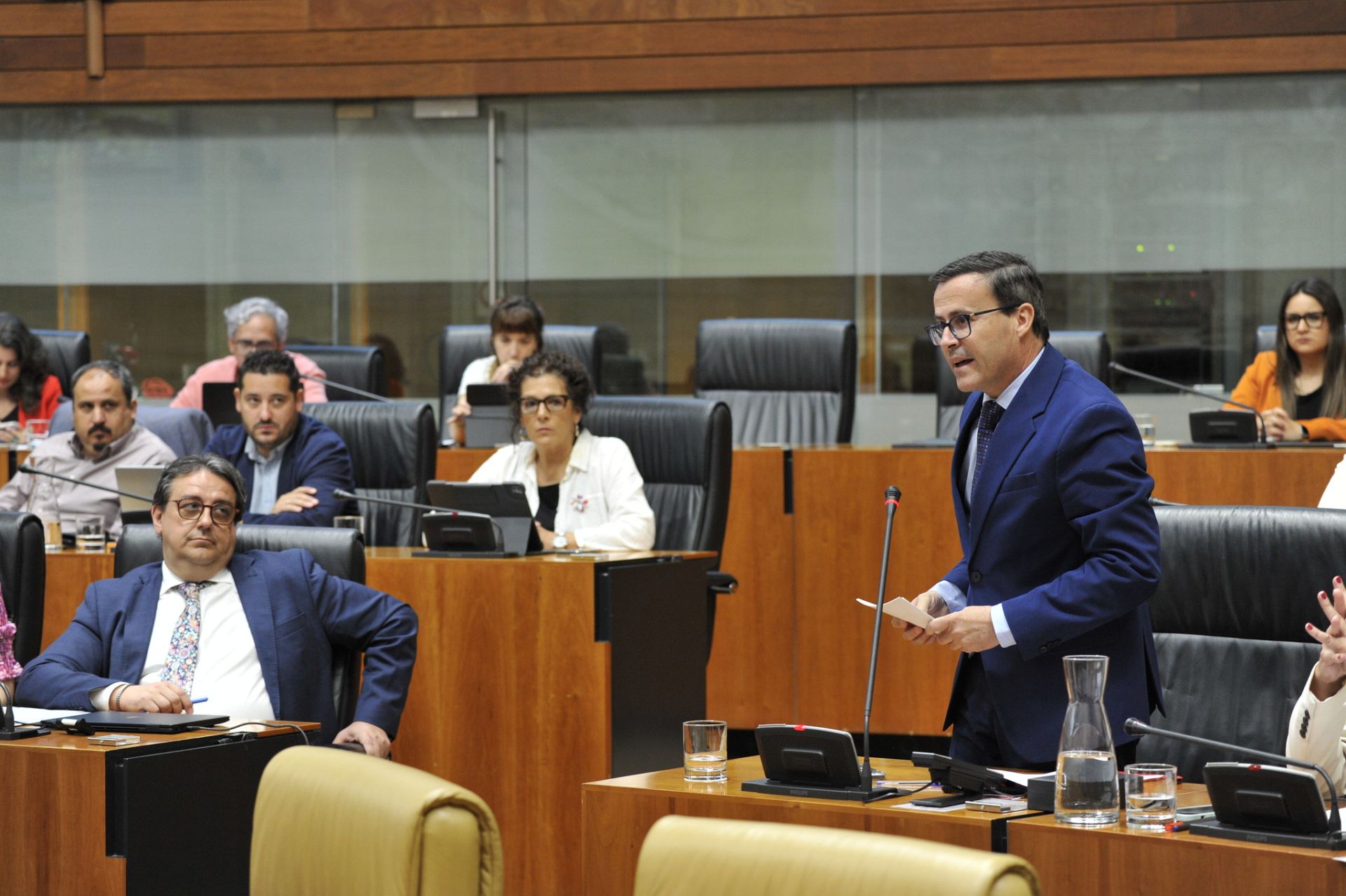 Así ha sido la llegada de Miguel Ángel Gallardo a su primer Pleno en la Asamblea de Extremadura