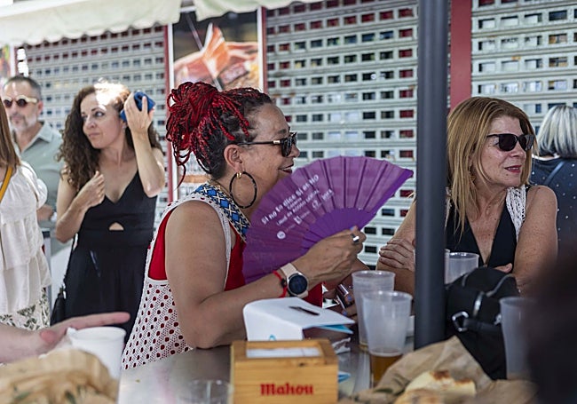El abanico, un gran aliado en esta feria calurosa.