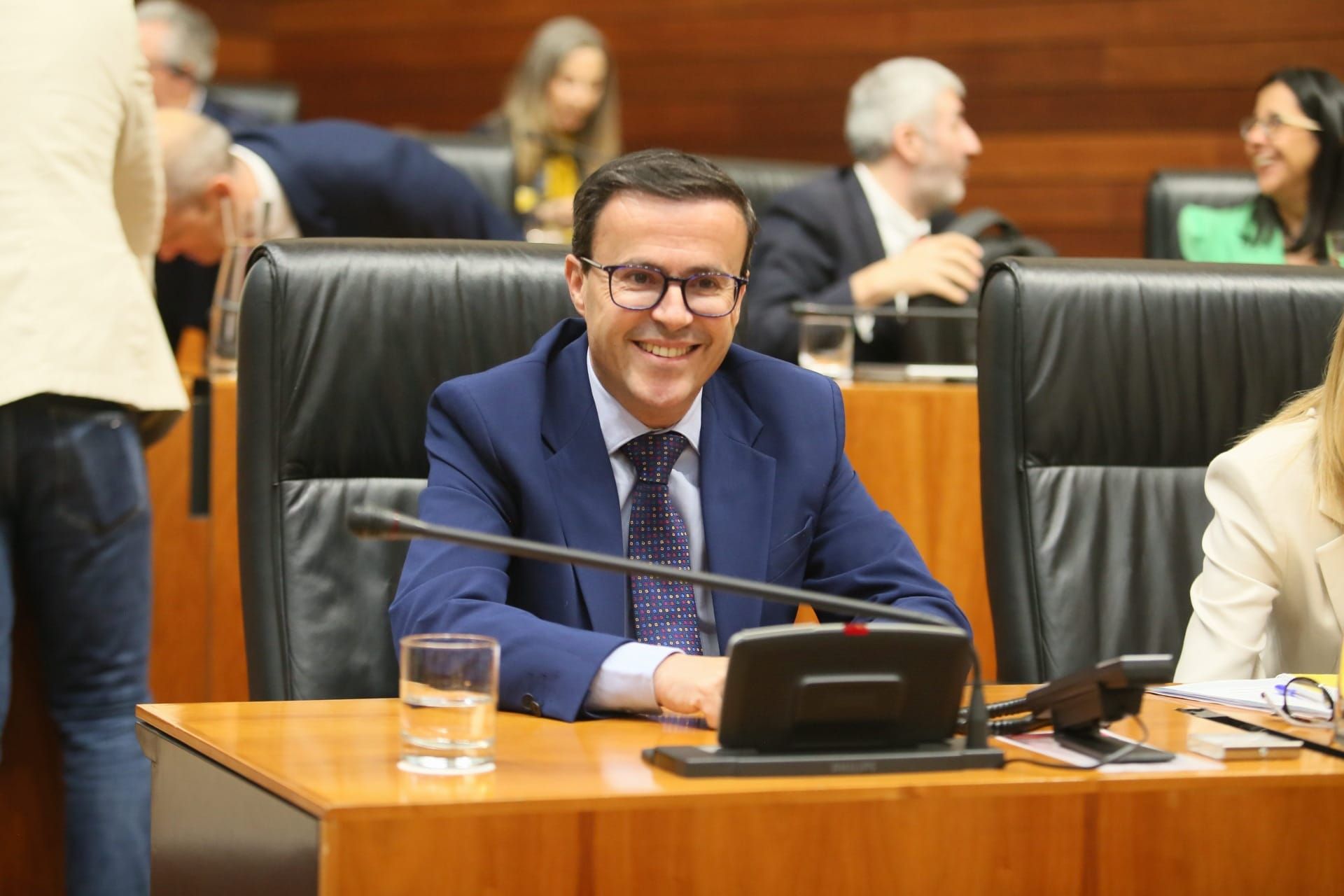 Así ha sido la llegada de Miguel Ángel Gallardo a su primer Pleno en la Asamblea de Extremadura