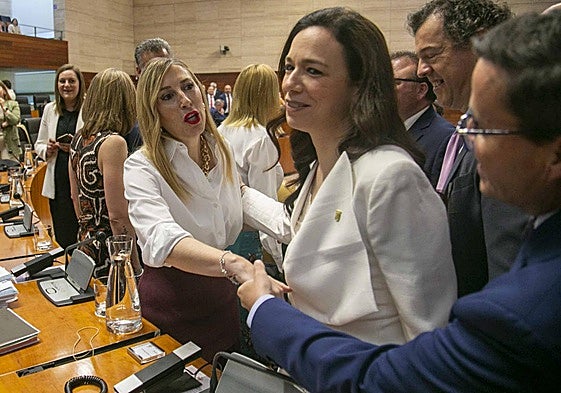 Miguel Ángel Gallardo y María Guardiola se saludan este jueves en la Asamblea ante la presencia de la consejera Sara García Espadas.