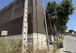 Aspecto de la cara norte del edificio, acordonada y con una curvatura sensible en sus paredes.