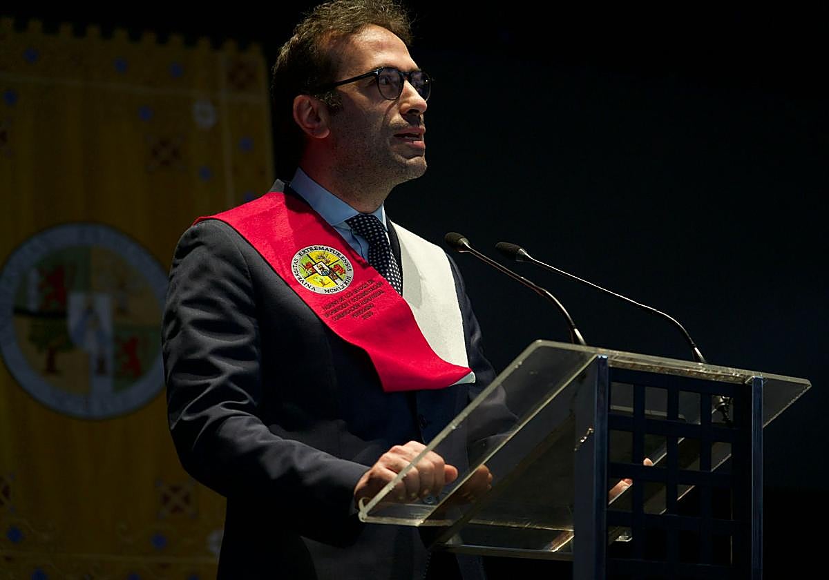 Fotos | El ministro extremeño Carlos Cuerpo ejerce de padrino en la UEx