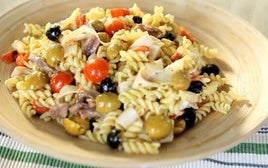Ensalada de pasta al pesto con tomates cherry