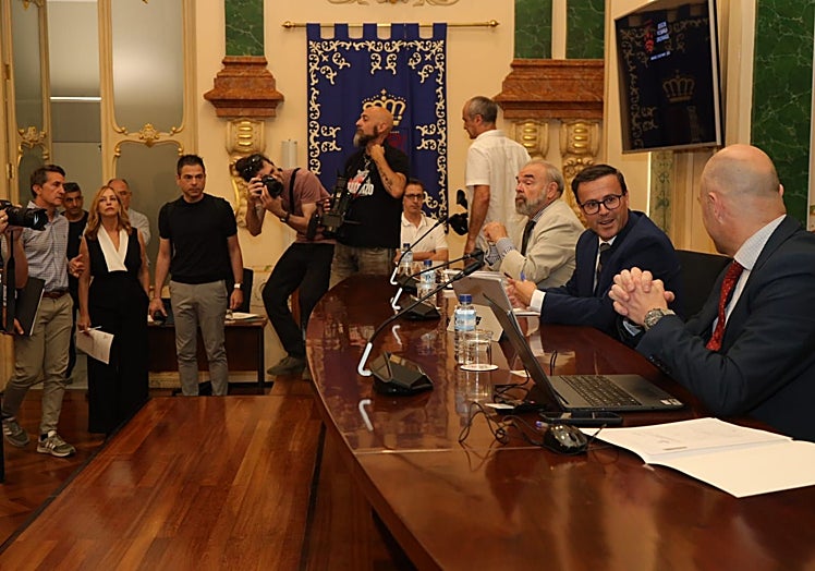 Miguel Ángel Gallardo, en el inicio del pleno, rodeado de expectación.