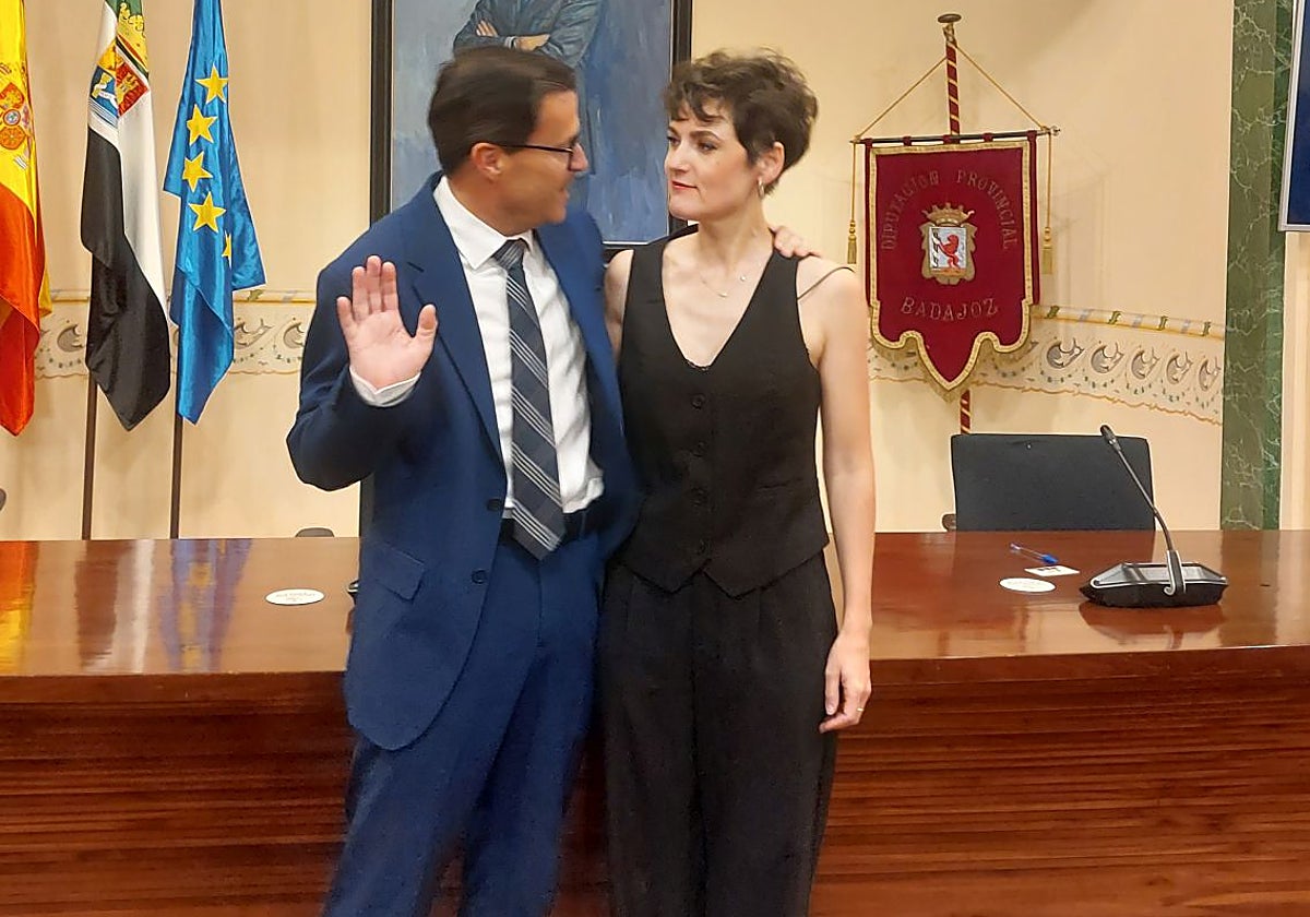 Miguel Ángel Gallardo y Raquel del Puerto en el salón de plenos de la Diputación.