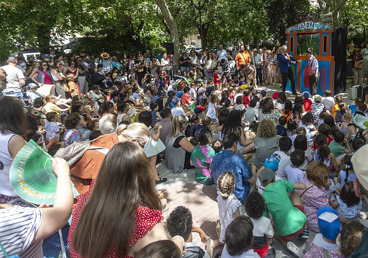 El paseo de Cánovas se llenó con las aventuras de Peneque el Valiente.