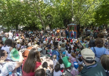 Peneque, el muñeco 'vintage' que hipnotiza a los niños cacereños