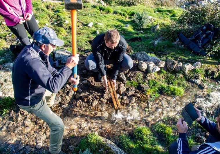 La siembra de agua eleva un 25% el caudal de una garganta de La Vera
