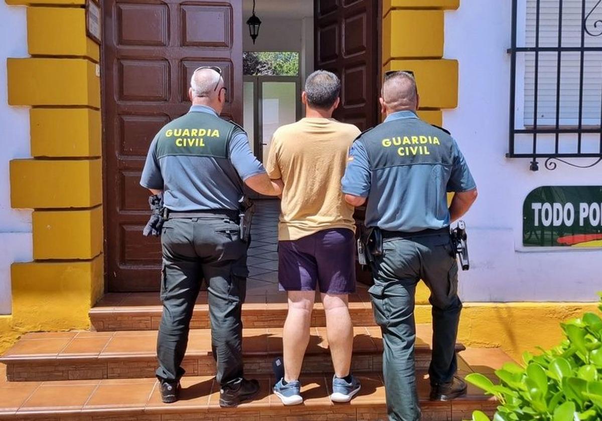 Tras ser arrestado en Aceuchal, el hombre fue conducido al cuartel de la Guardia Civil.