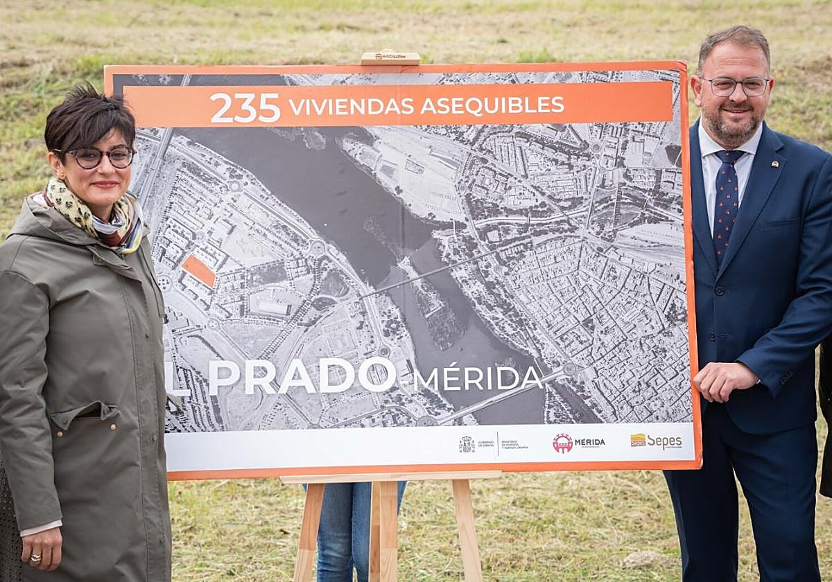 La ministra Isabel Rodríguez en su visita a la parcela junto al alcalde de Mérida.