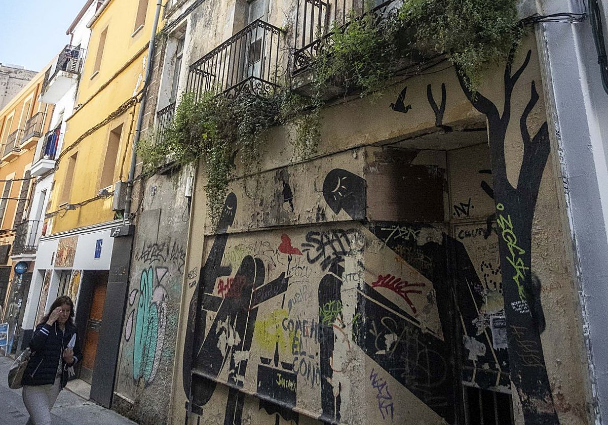 Edificio situado en la calle Moret, vía paralela a Pintores.