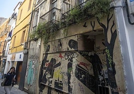 Edificio situado en la calle Moret, vía paralela a Pintores.