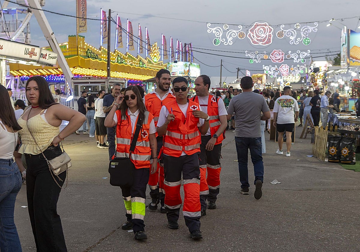 Grupos de voluntarios de Cruz Roja transitan el recinto ferial cada día.