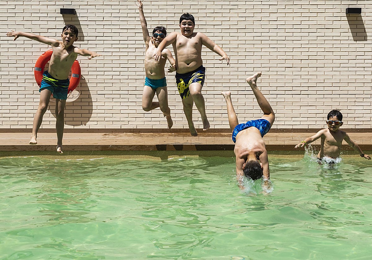 Un grupo de amigos se lanza a la piscina de su comunidad de vecinos en Badajoz.