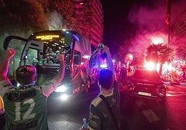 Llegada del autobús del Cacereño a la Fuente Luminosa la noche del sábado tras conseguir el ascenso.