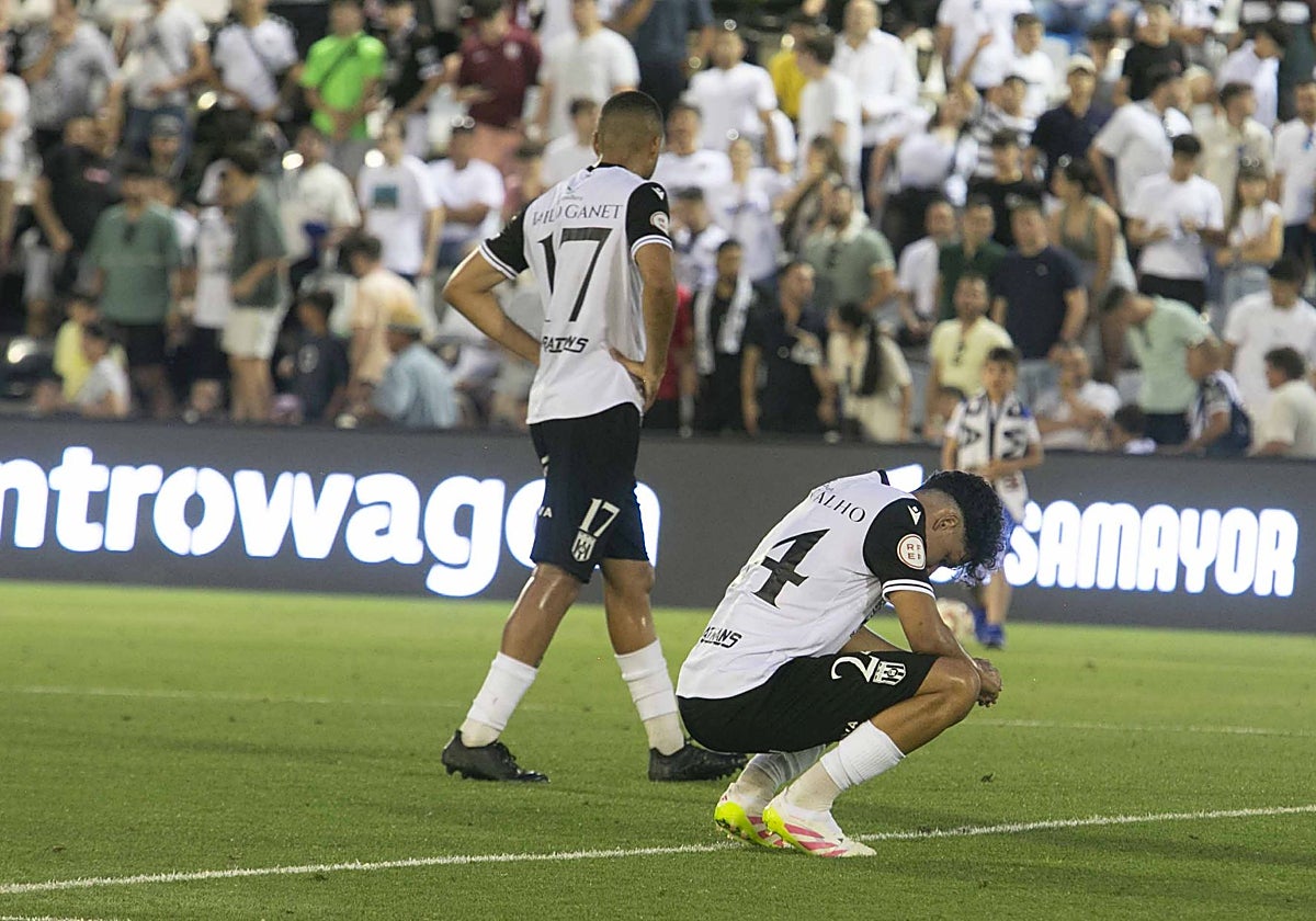 Ganet y Carvalho muestran su desolación al finalizar el partido ante la Real Sociedad B.