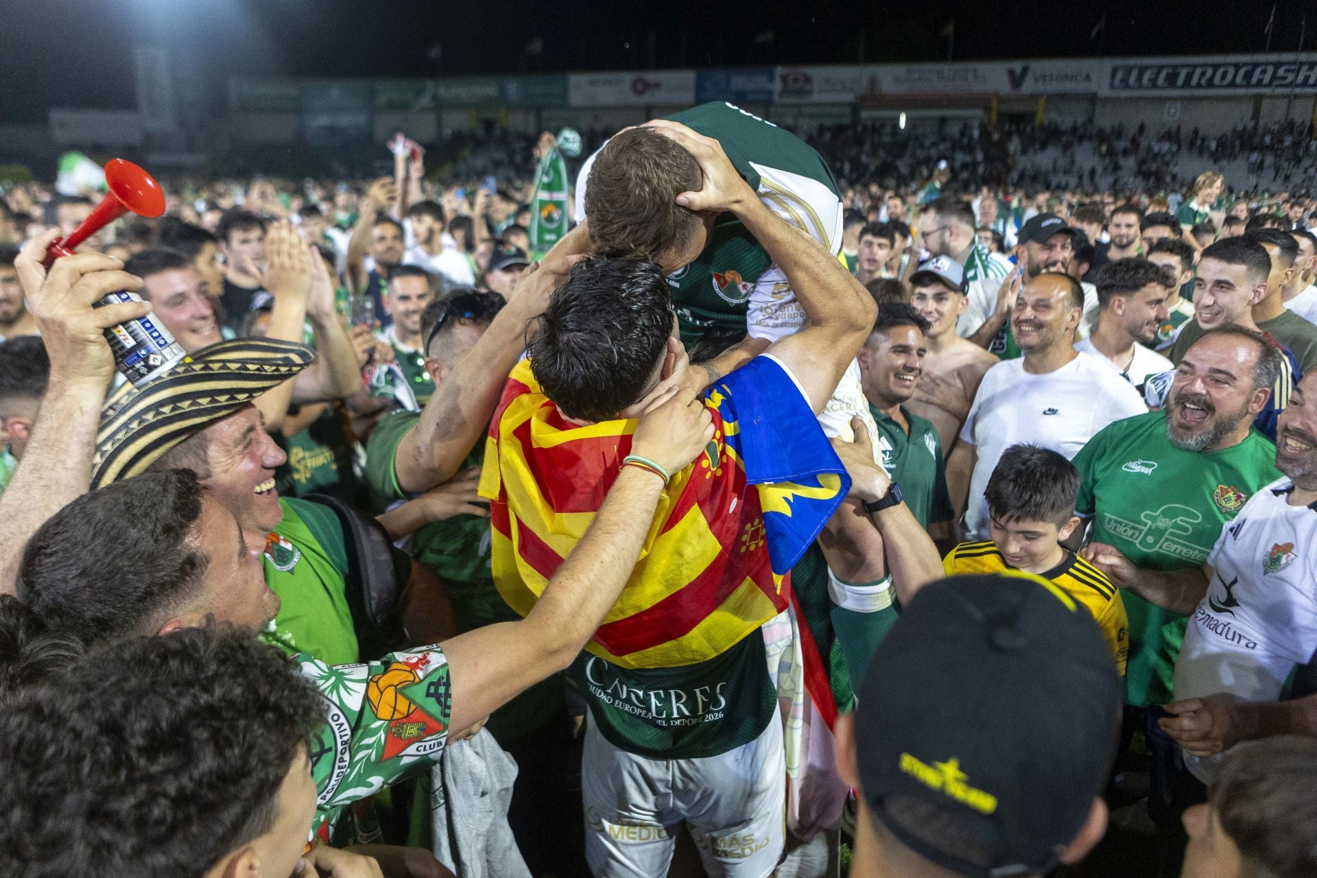 Fotos | El Cacereño estalla en júbilo con su ascenso a Primera RFEF