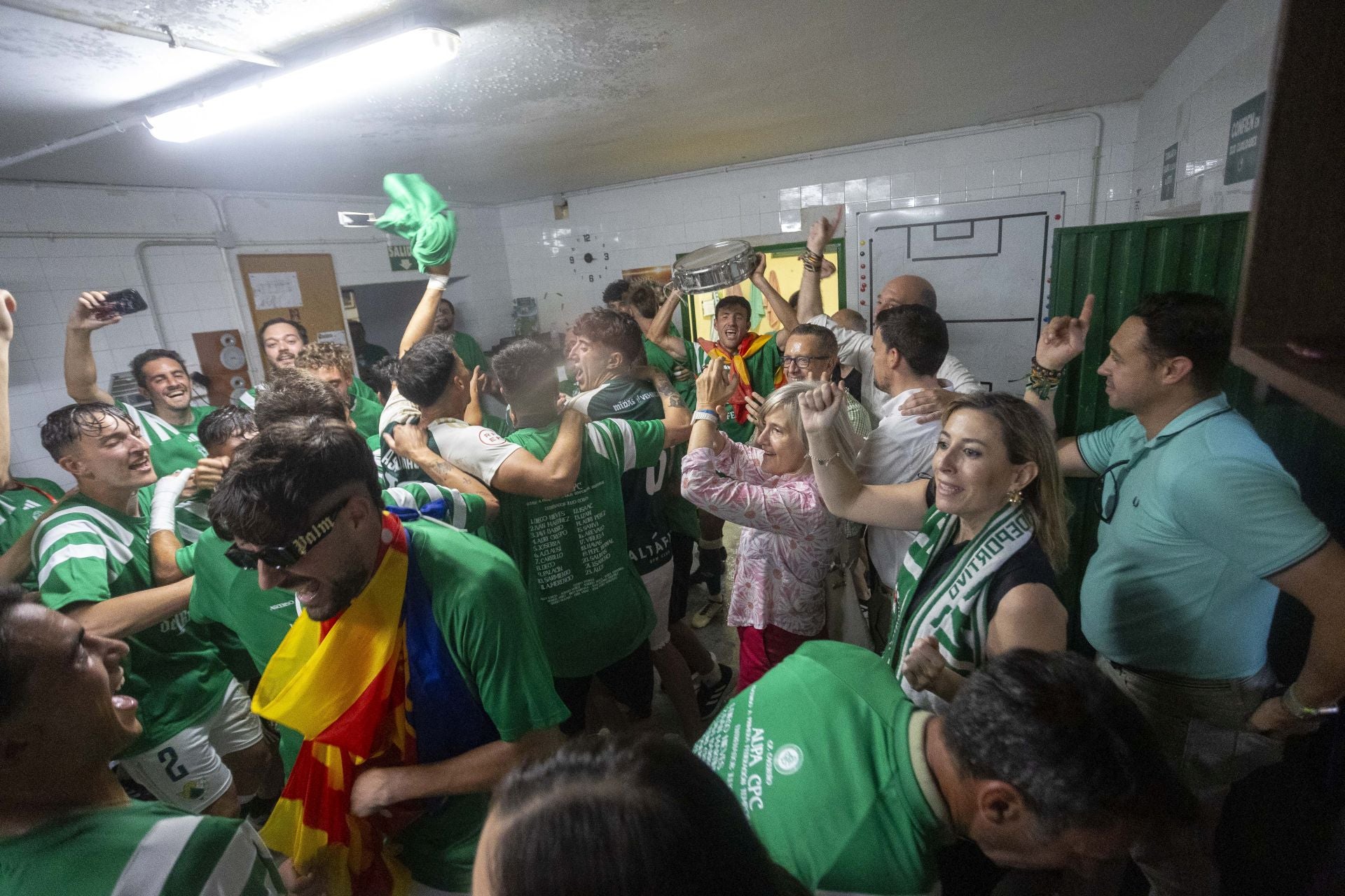 Fotos | El Cacereño estalla en júbilo con su ascenso a Primera RFEF