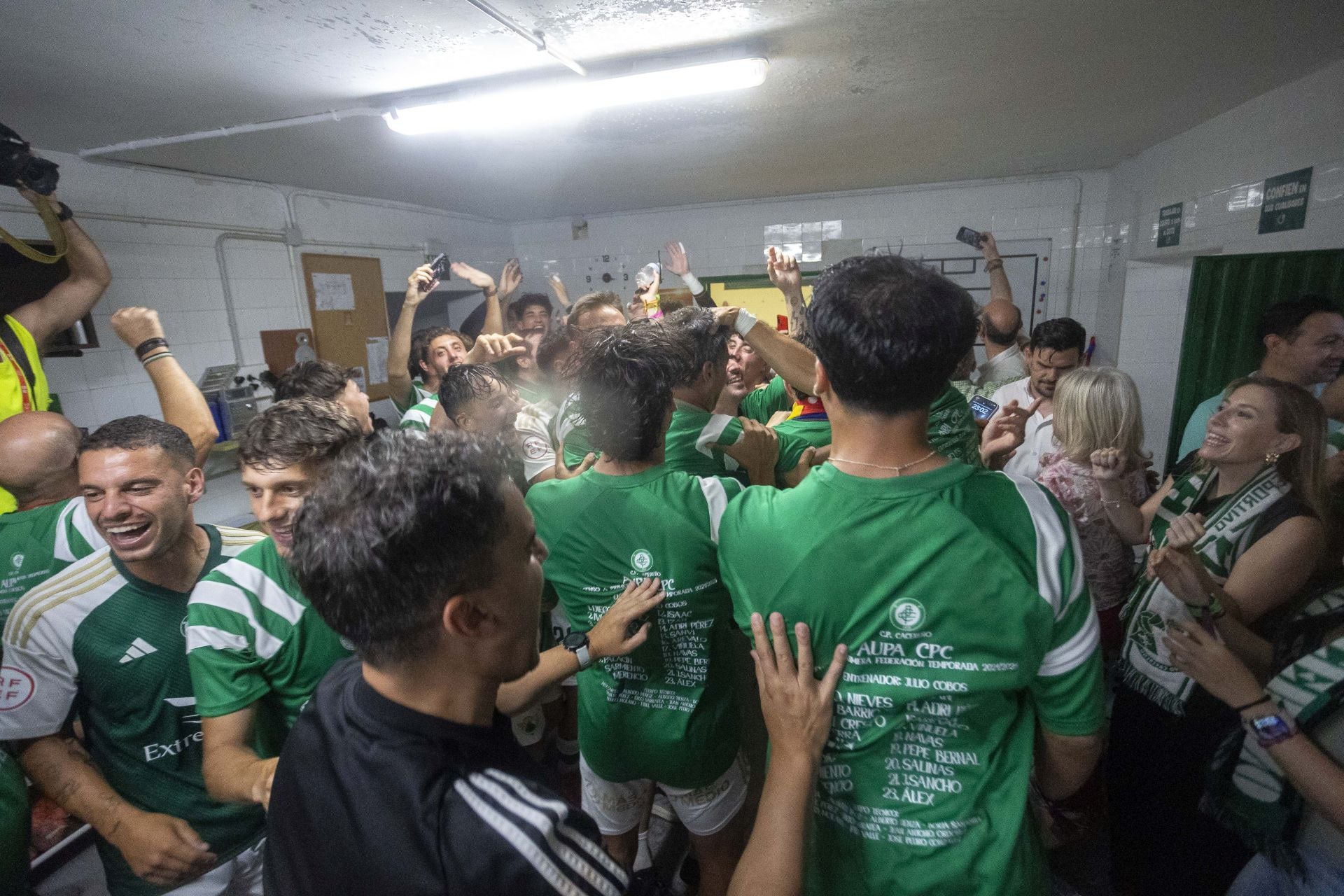Fotos | El Cacereño estalla en júbilo con su ascenso a Primera RFEF