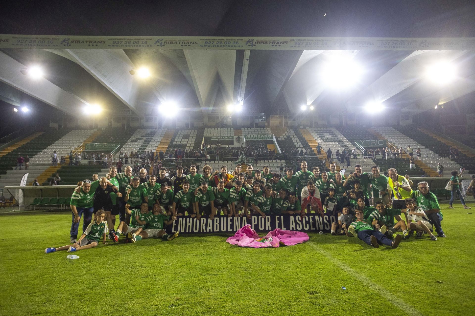 Fotos | El Cacereño estalla en júbilo con su ascenso a Primera RFEF