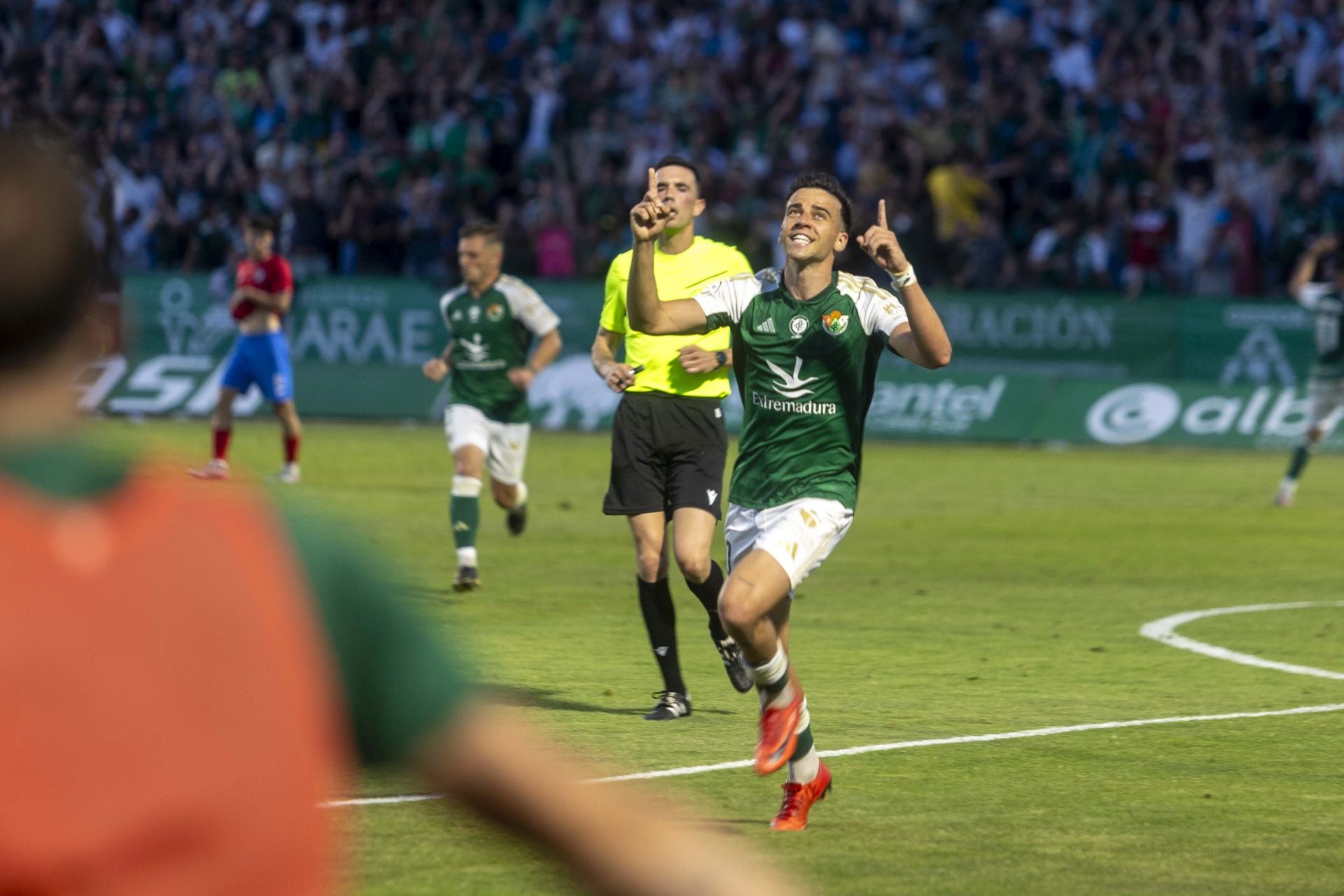 Fotos | El Cacereño estalla en júbilo con su ascenso a Primera RFEF