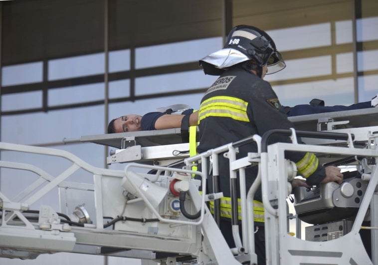 Los Bomberos auxilian a dos ancianos que no podían abrir la puerta de su casa en Badajoz