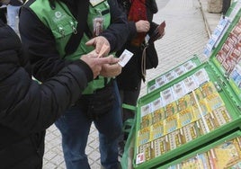 Imagen de archivo de un vendedor de la ONCE atendiendo a varios clientes.