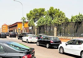 Coches aparcados en doble fila en Corte de Peleas.