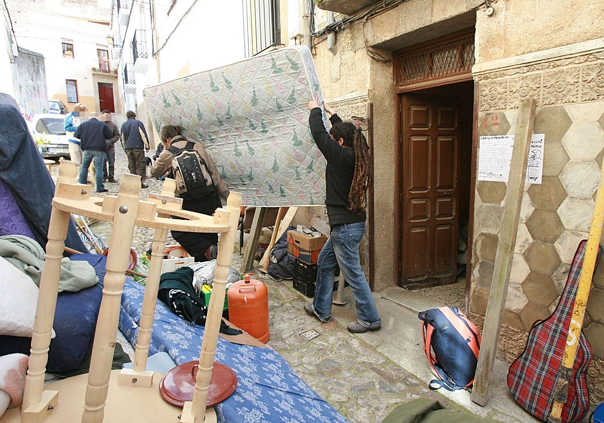 Desalojo de una vivienda okupada en Cáceres.