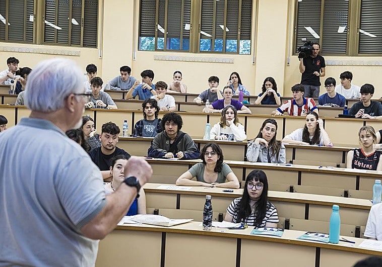 Alumnos que se presentan a la PAU 2025 en Extremadura, en el campus universitario de Badajoz.