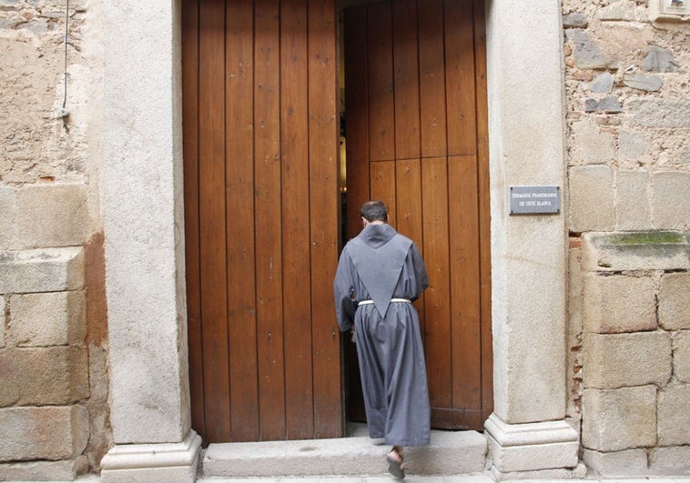 El cuidador de la Cruz Blanca acusado de maltrato y vejaciones en Cáceres mantiene su inocencia