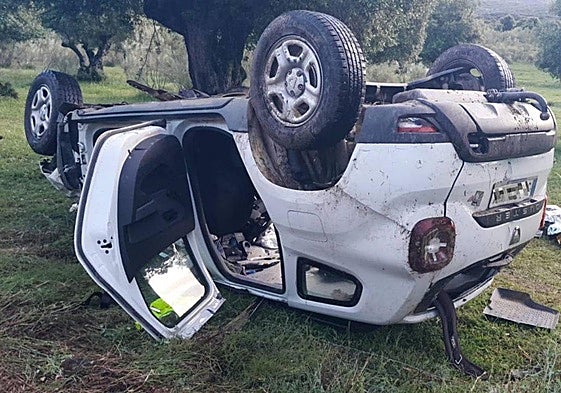 Asi quedó el vehículo de la marca Dacia, modelo Duster, en el que murieron cuatro personas en Plasencia.