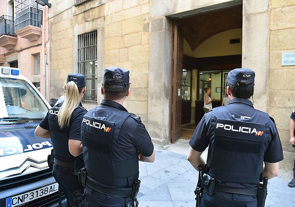 La Policía Nacional revisa cámaras de seguridad y recaba testimonios de posibles testigos.