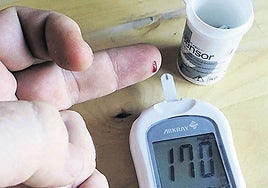 Una persona diabética realiza un control de glucosa.