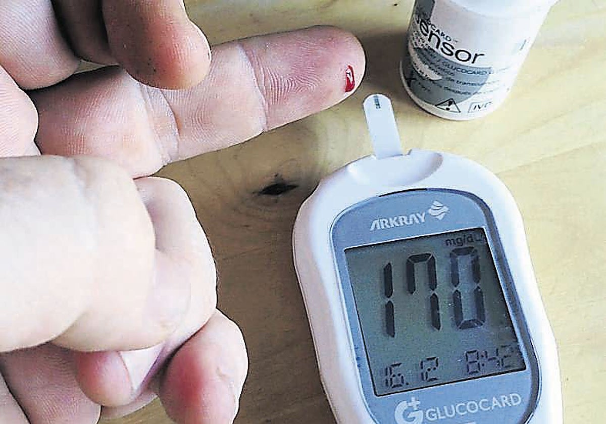 Una persona diabética realiza un control de glucosa.